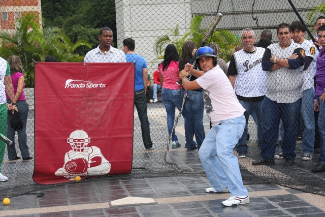 Empleados de Banesco disfrutaron el inicio de la temporada 2012-2013 de la LVBP