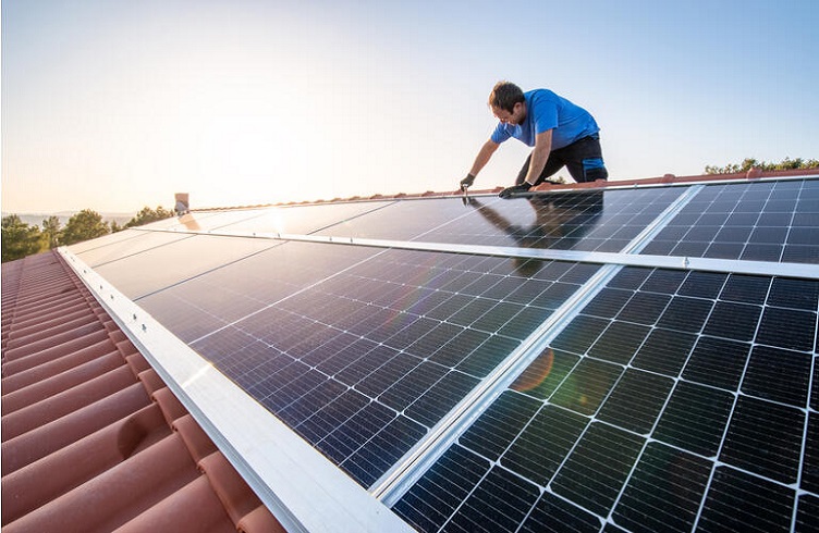 Un panel solar que se pega en el techo