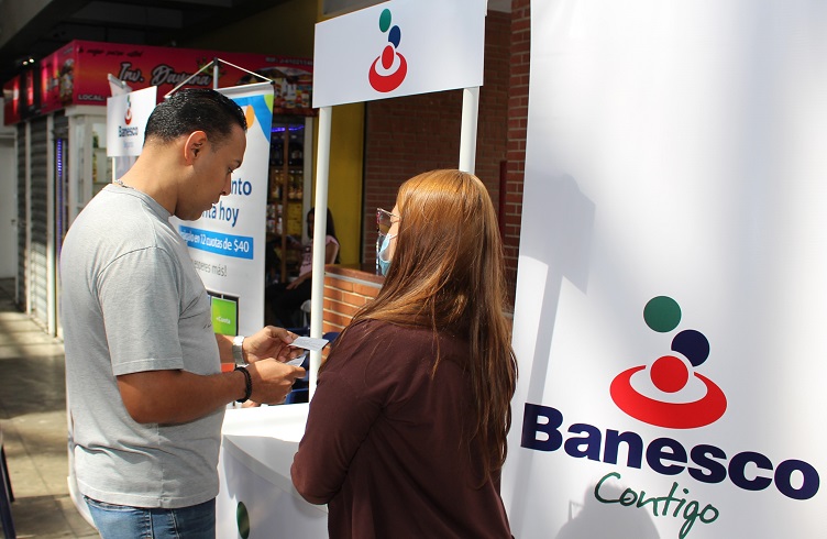 Banesco realizó un operativo de atención en el Mercado de Chacao