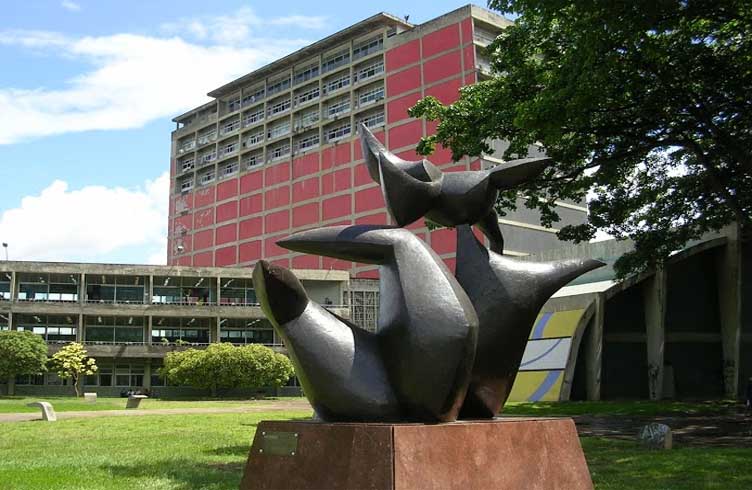 Banesco premia ensayos de economía en la UCV