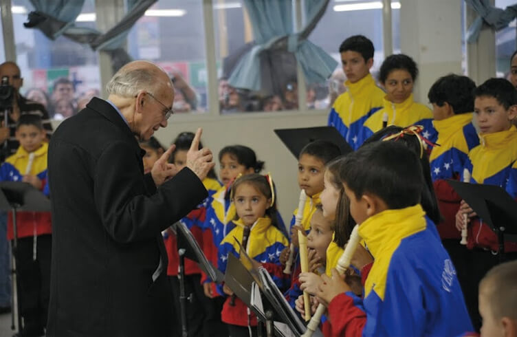 Banesco apoyará programa para niños con discapacidades del Sistema de Orquestas