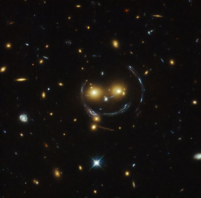 Telescopio Hubble capta un cúmulo de galaxias sonriendo como "una carita feliz"