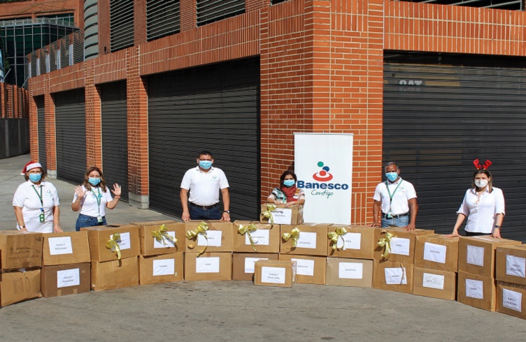 Voluntariado Banesco entregó donativo a Fundana