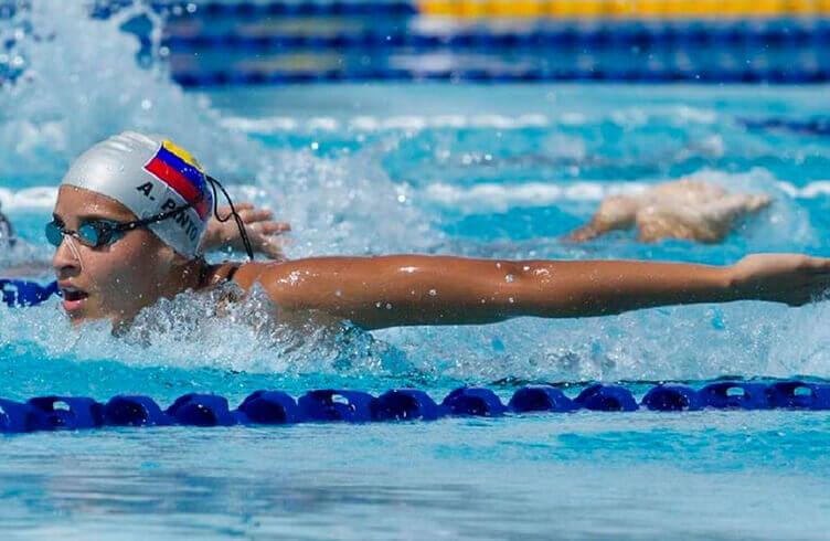 Andreína Pinto con medalla de bronce en los 800 libres