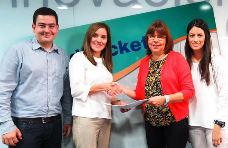 TodoTicket becó a 75 estudiantes del colegio Mano Amiga