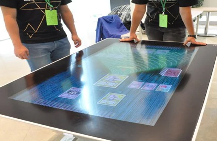 Esta es la gigantesca tableta de 20.000 dólares de Microsoft